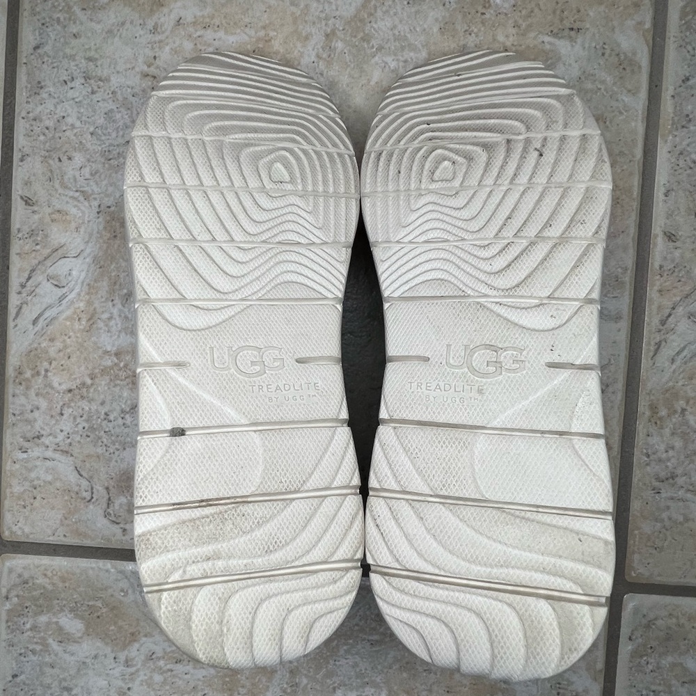 UGG Kids Canoe Waterproof Boots - Picture 10 of 10